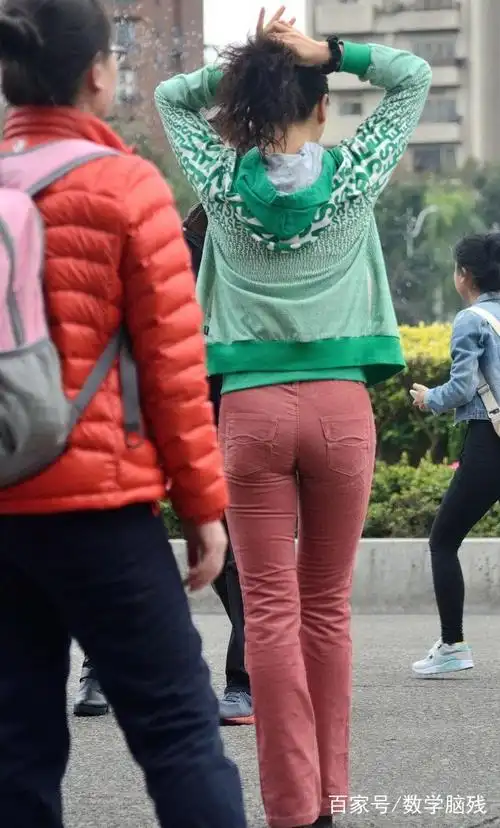 这身穿搭让大龄的她看起来年轻不少,就是裤子勒太紧了