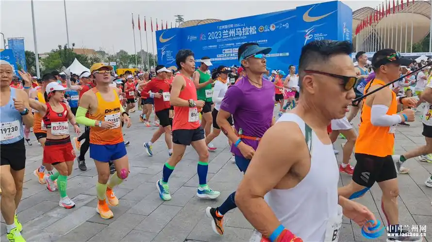 组图2023兰州马拉松鸣枪开跑