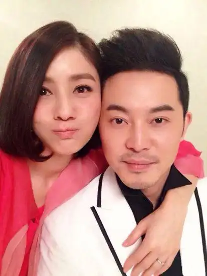 [明星新闻]胡可跨年携子赴港探班老公 婚后生活甜蜜幸福