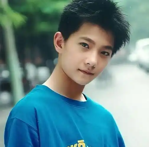 31岁杨洋:跳了10年舞,出道15年,被抛下3次,今成"顶流男神"_妈妈_军艺