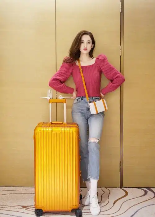 28岁的古力娜扎,非常偏爱亮色系衣服,穿娃娃领清新甜美又可爱