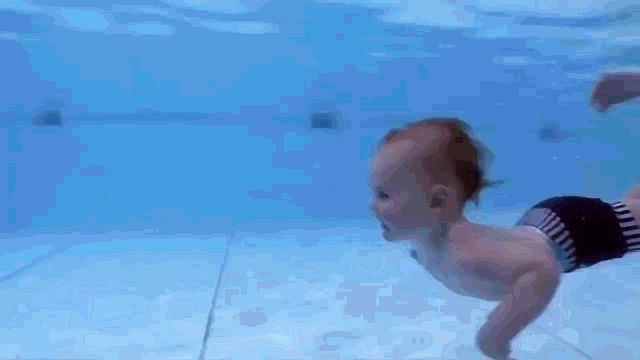 搞笑有趣的母女一起潜水小家伙在水中可开心表情搞笑