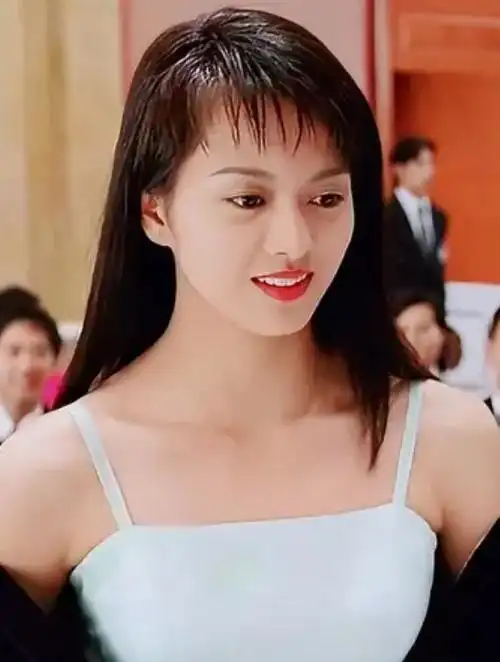 梁咏琪:高挑身材瘦得刚刚好,长发才是她的颜值巅峰,你认为呢?-度小视