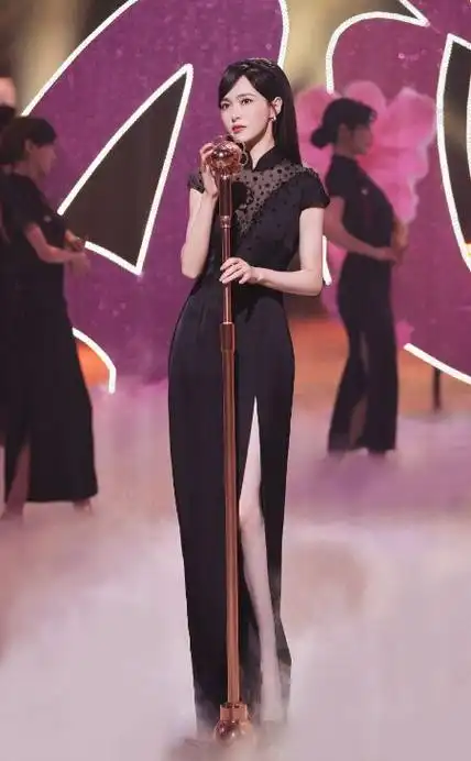 唐嫣优雅高贵穿旗袍展现多种风格
