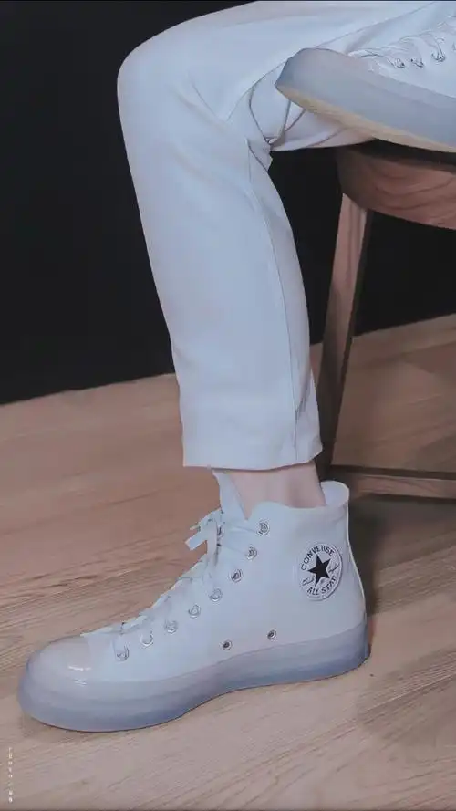 张艺兴代言匡威