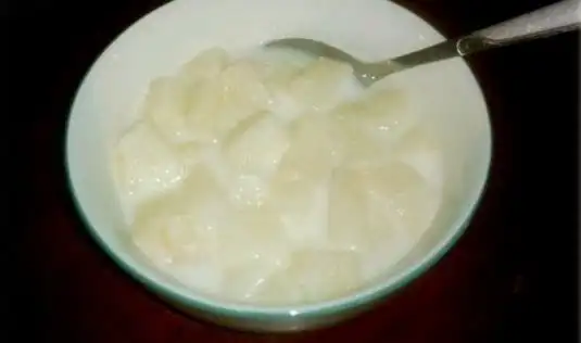 p>鲜奶炖雪梨是一道由牛奶,木瓜,雪梨,冰糖或者蜂蜜等做成的美食.