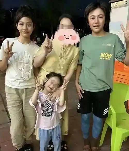 刘烨一家四口爬长城!