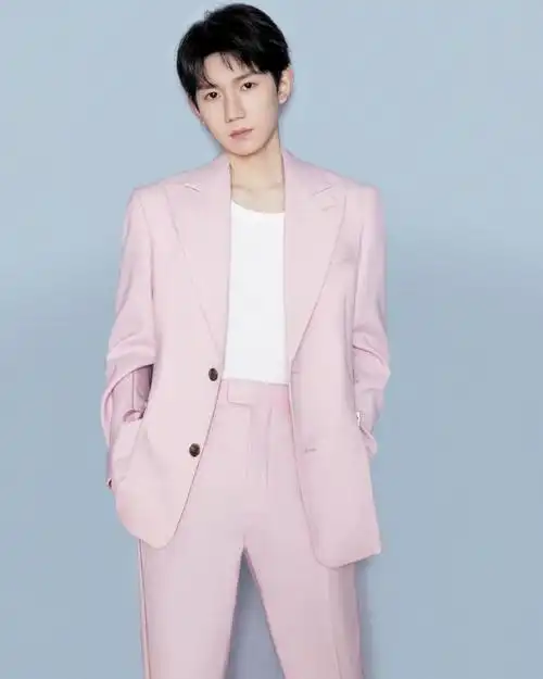 王源身穿粉色西服  注入早春生机与活力