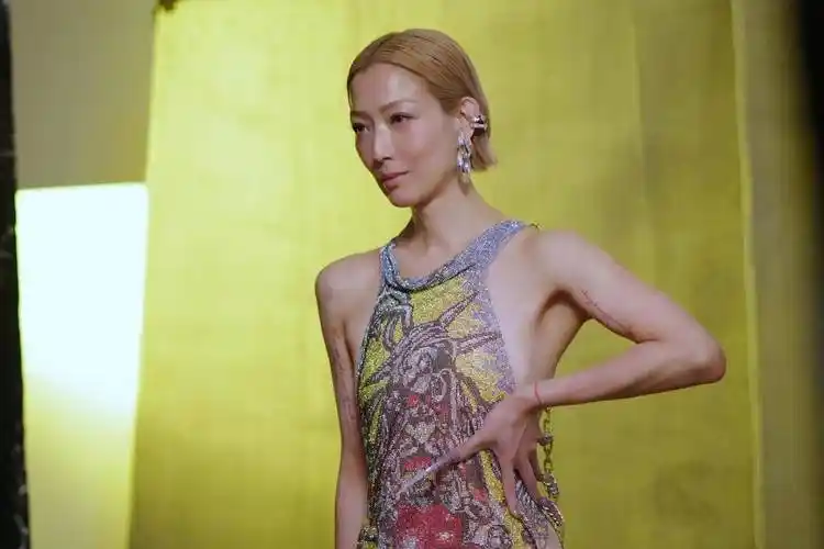 郑秀文极性感拍摄红馆演唱会海报 侧身近乎全裸晒天后强劲气场_图片