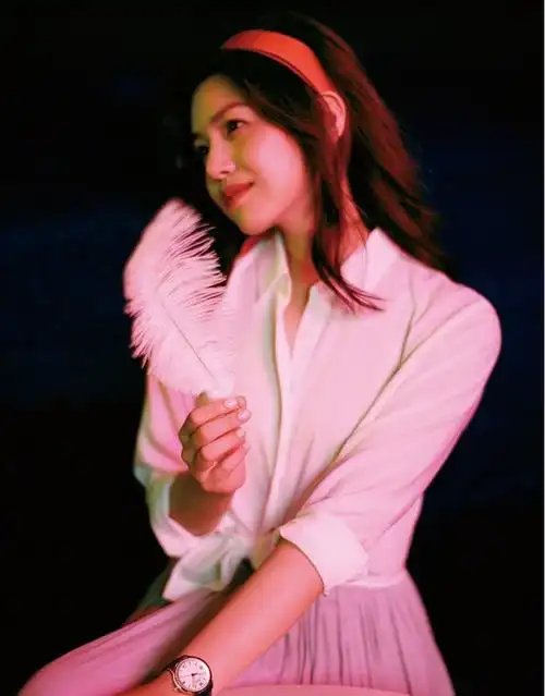 同时又能够让我们看上去更加的温柔,穿着这身衣服的陈妍希就显得特