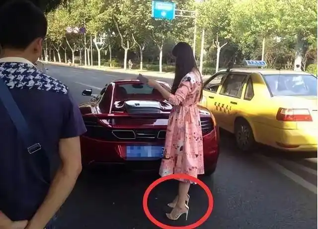 生活中,我们经常会发现有些人开车穿的都是高跟鞋,很高很高的高跟鞋