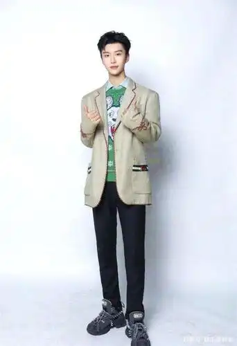 看范丞丞如何高情商回答女生体重问题真是个有梗努力的偶像