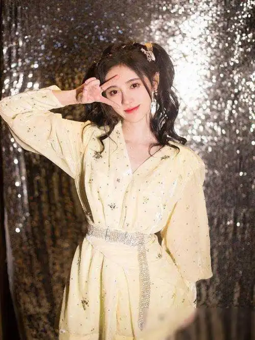 鞠婧祎穿短裙上台唱歌扭胯摆造型的那一刻确定身高159cm