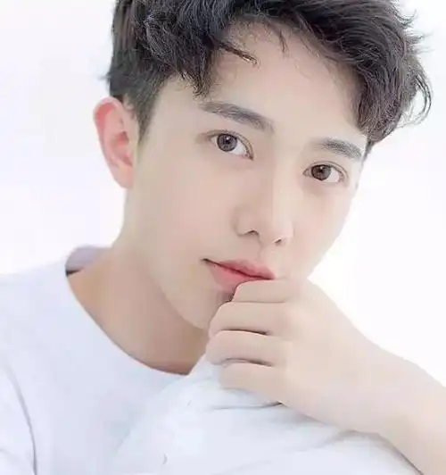 韩式小清新男生发型,时尚清新潮流元素尽显