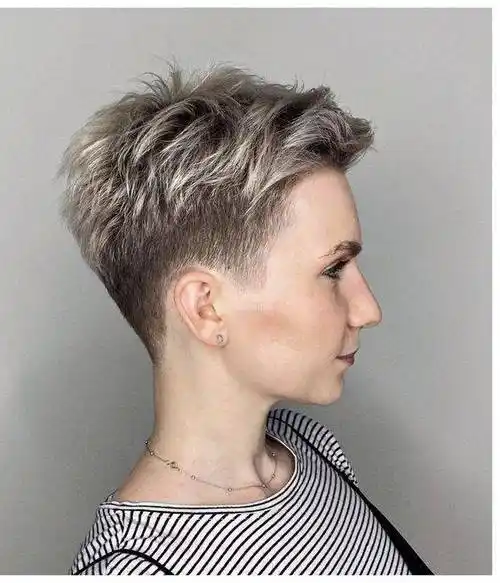 女人过了55岁,一定要试试推边短发,利落时尚显自信_女性_生活_魅力