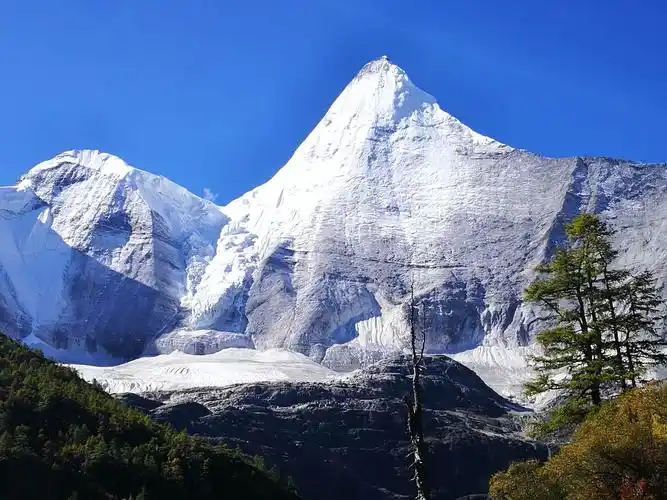 1928年被洛克称作"世界上最美的山峰".