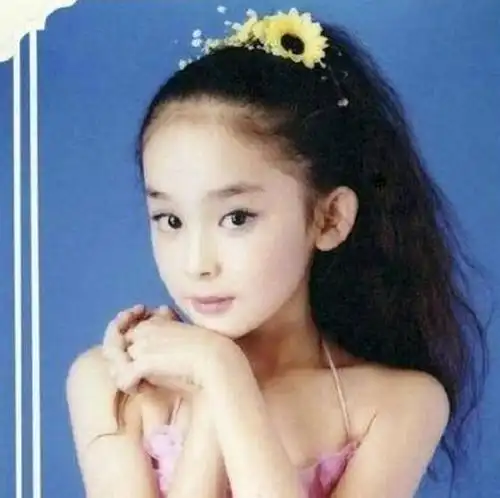 古力娜扎初中和同学合影照曝光,网友:这张脸太出挑了!