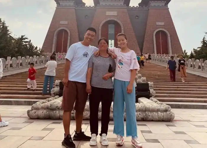 73重庆公司-王芝亚一家"这是一张我们一家五口为数不多的全家福,自