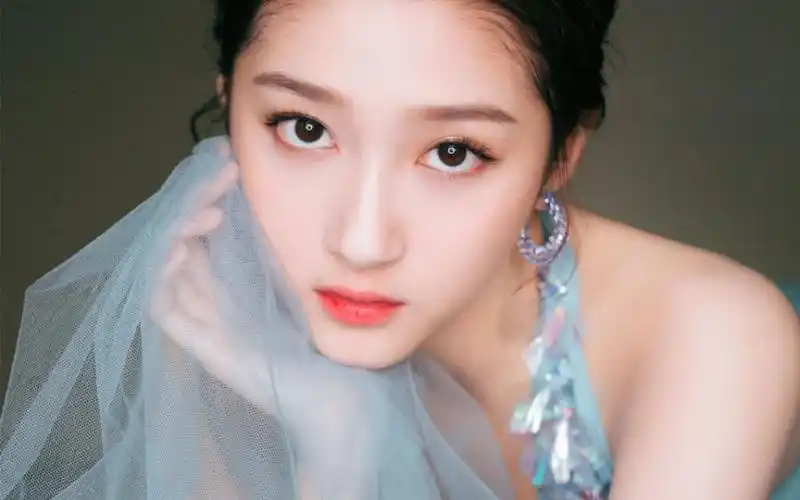 性感美女明星关晓彤妩媚优雅写真