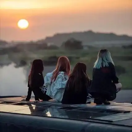 宝藏女孩blackpink背影合照高清图片 不在巅峰慕名而来不在低谷离你而