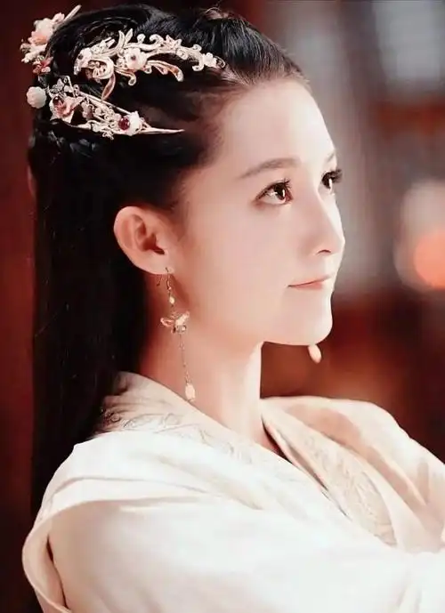 也希望李沁可以在接下来的娱乐圈中给我们带来更多更好的作品