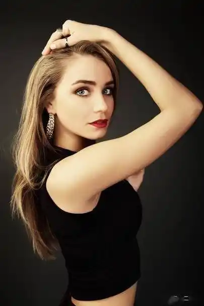 心情就会越好,脸上的气色也会越好,善良有爱的女人,面相舒展有度,说话