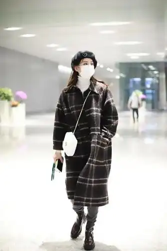 刘诗诗太会穿,复古风大衣配马丁靴真洋气,小娇妻给吴奇隆长脸