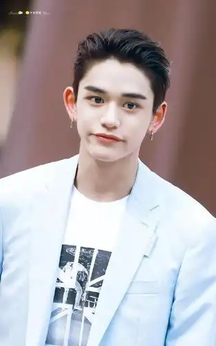 黄旭熙今日出席burberry站台活动帅气大背头现身