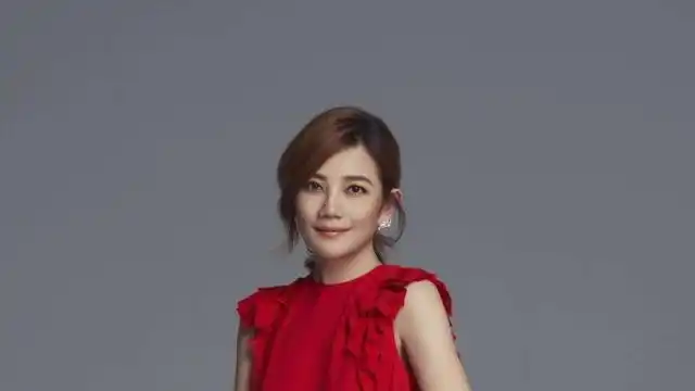 梁静茹宅家练吉他轻松愉悦 长发披肩气质温婉文艺范足