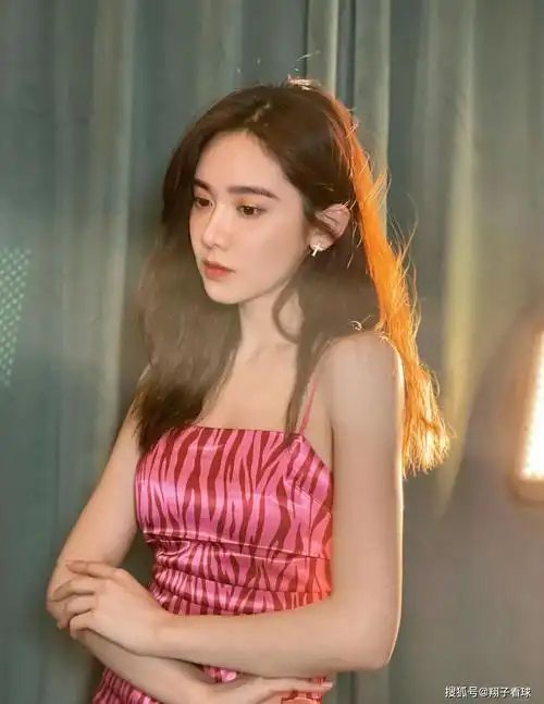 最近,被誉为"腾讯最美女神"的美娜,也是接二连三地晒出了图片,这样的