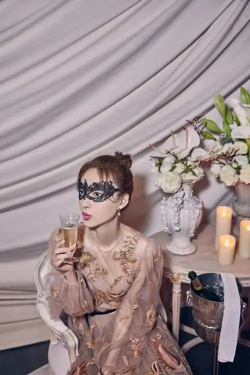 王丽坤蒙面亮相假面舞会超现实主义盛大狂欢