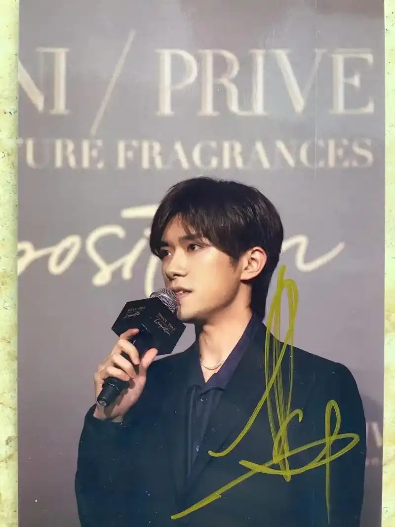 易烊千玺亲签!本鸟姐大学生入票务一枚～在课余时间一 - 抖音