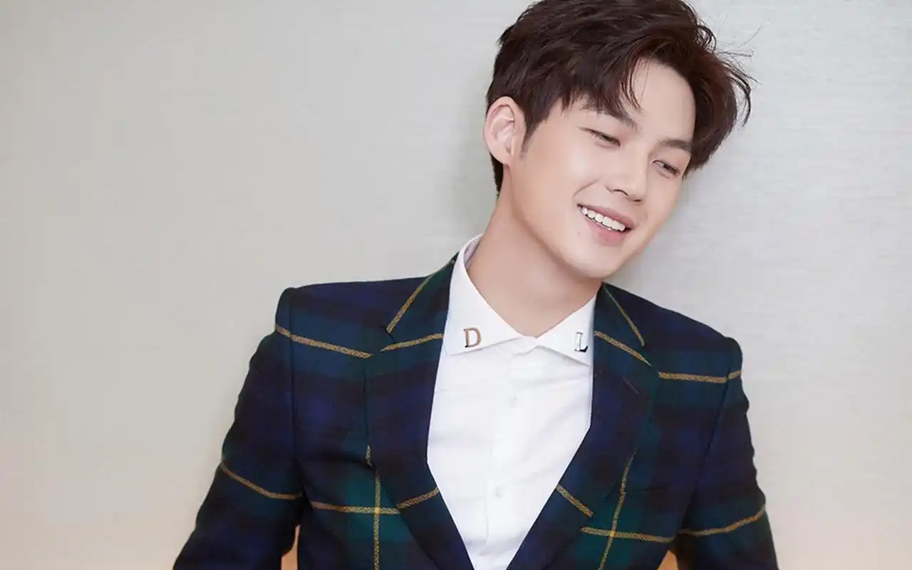 董力帅气有型西装写真图片桌面壁纸