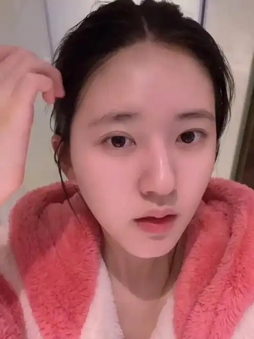 赵露思分享沉浸式卸妆,展示搓脸洗眼护肤全程,皮肤状态超好