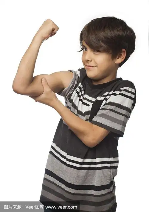 小男孩展示他强壮的二头肌