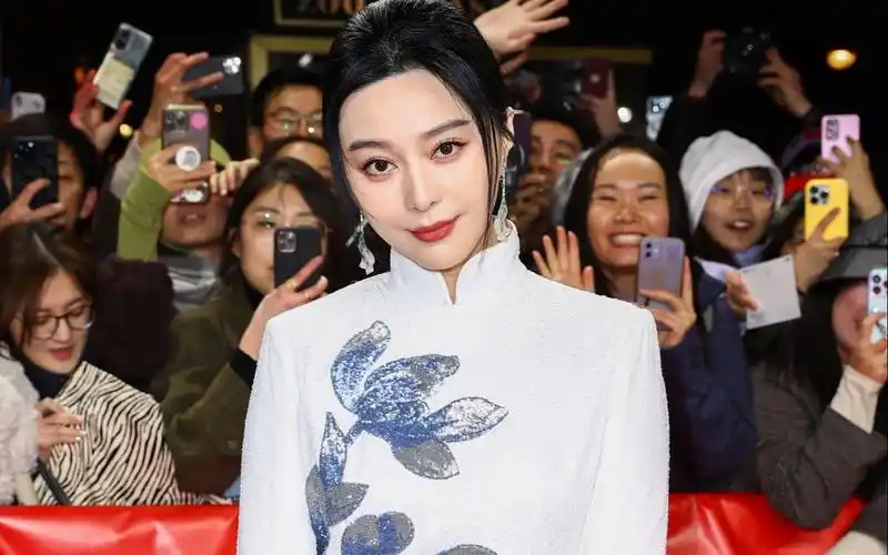 范冰冰穿旗袍亮相柏林电影节,外国男粉丝抢着要签名,被女记者刁难提问