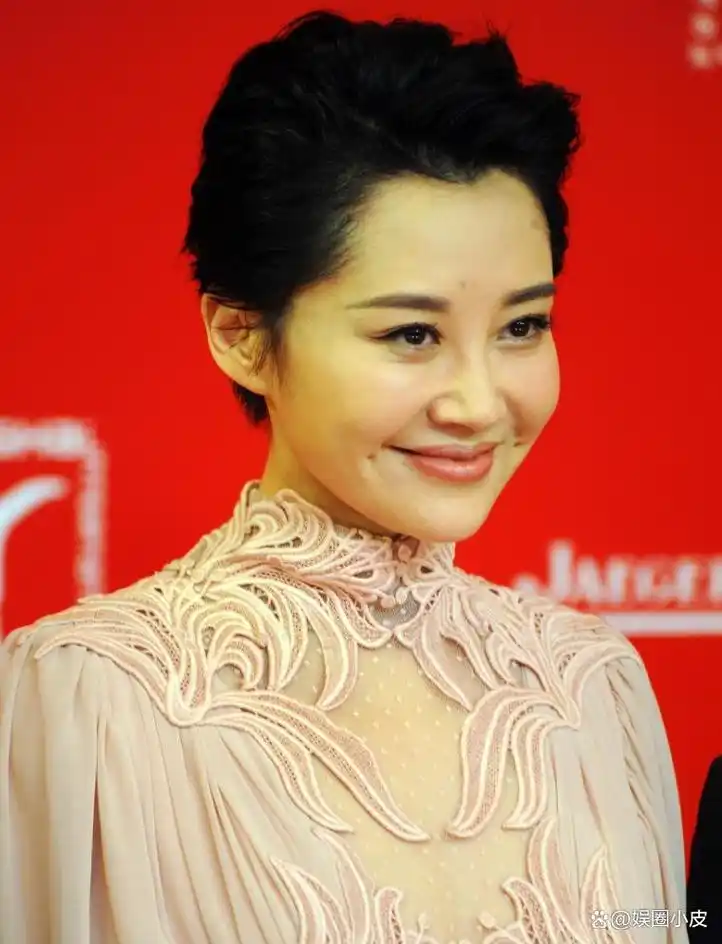 许晴是娱乐圈的实力派女星,凭借精湛演技和少女般的容颜备受瞩目