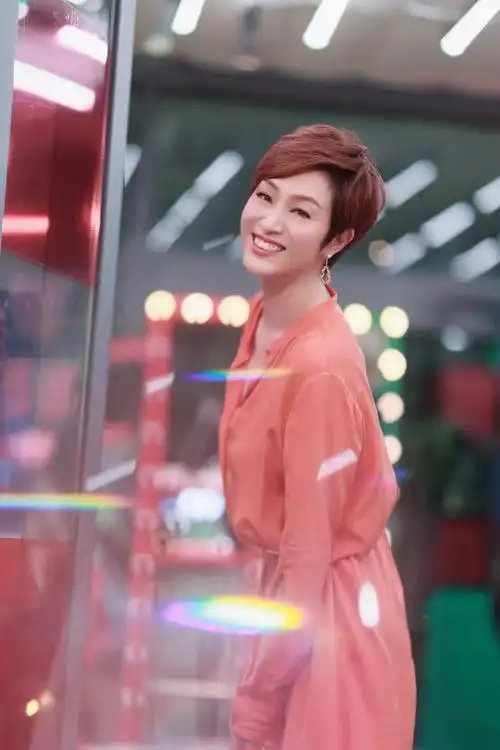 陈法蓉身着 st. john 蚕丝连衣裙和结饰腰环亮相综艺