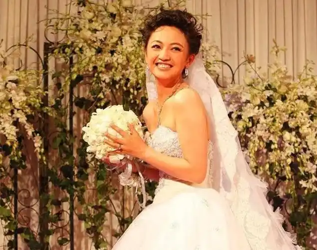 在罗海琼结婚时,王菲还特地改变了行程,前来祝贺.