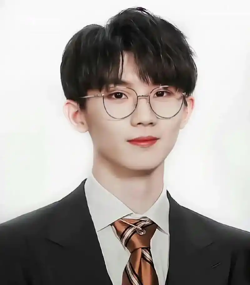 马嘉祺请把眼镜焊脸上,又禁欲又有校草的感觉,绝了乖乖#马嘉祺 - 抖音