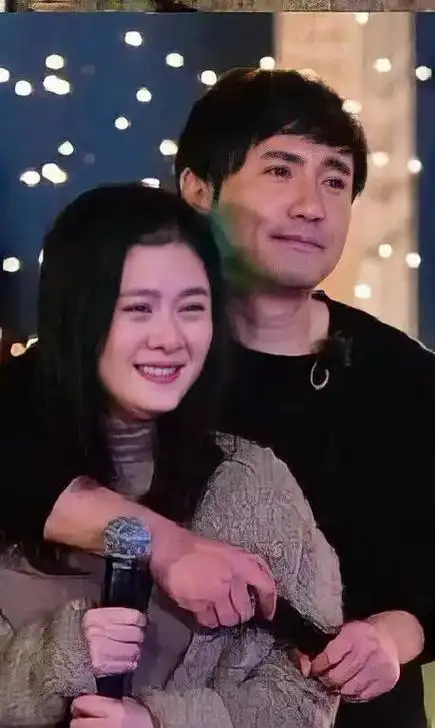 沈腾妻子的挑战与坚韧沈腾妻子,一个普通人,嫁给了著名喜剧演员沈腾