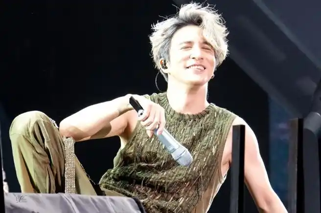 薛之谦天外来物巡回演唱会#不戴老奶奶头套笑的超甜的小薛一枚@薛之谦