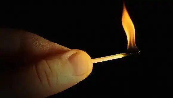 恩施一老人烧锯末把山引燃678亩法院宣判天干物燥小心火烛