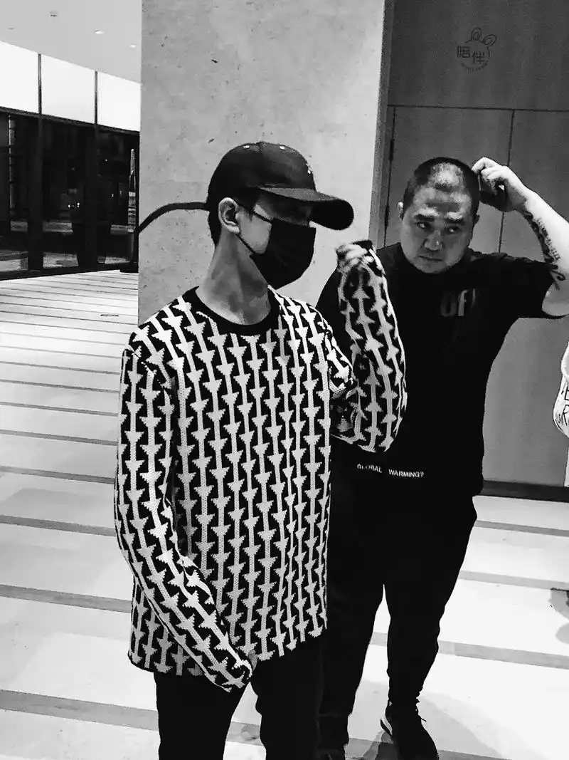 易烊千玺 有一种友情叫易烊千玺和胖虎 #潮流穿搭 #机场穿 - 抖音