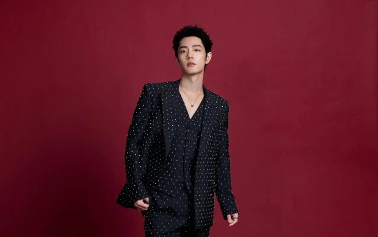 肖战深v闪钻黑色西装#肖战微博之夜出场图,真好闪的造型,这套太贵气