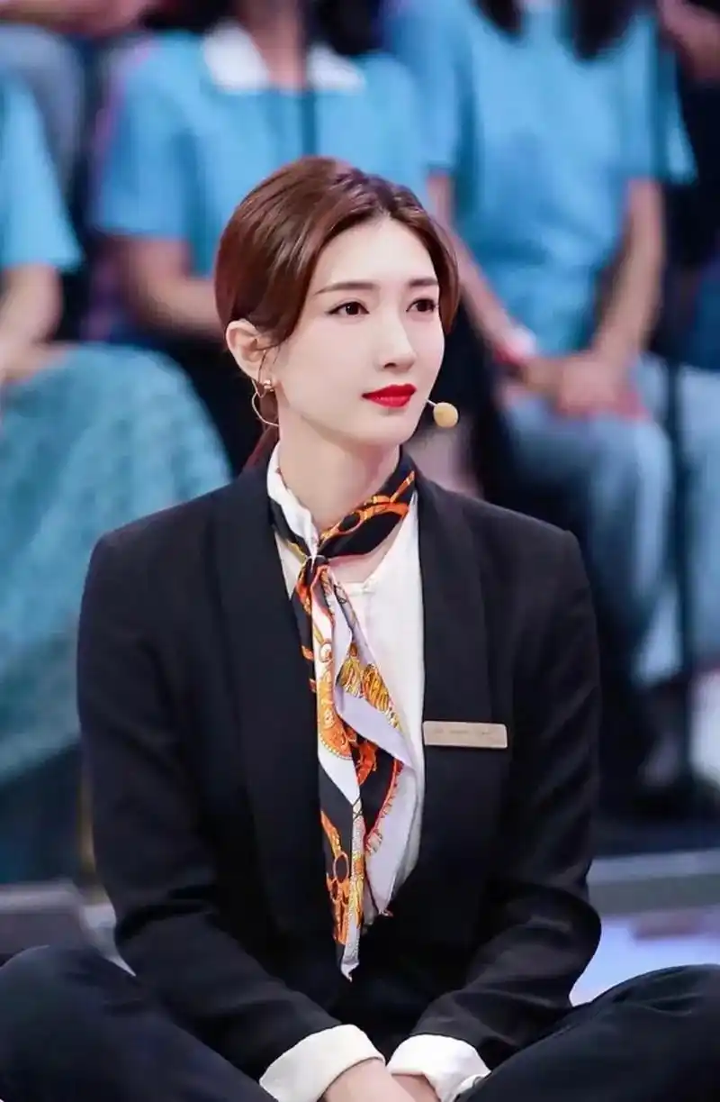 江疏影一身黑色职业装,展现出干练利落的气质.