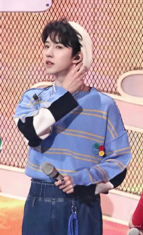 贺峻霖湖南卫视小年夜贝雷帽造型##贺峻霖