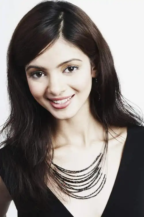 头发,一个人,站,笑,微笑,露齿笑,竖图,室内,白天,白色背景,正面,裙子