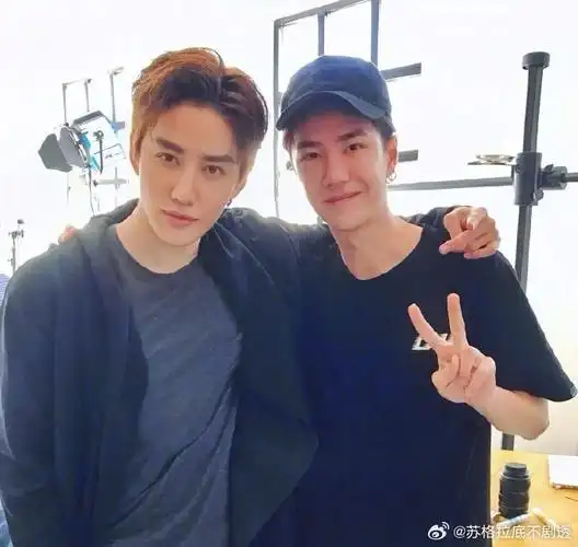 与素人合照#考古的风终继续吹向@uniq-王一博早期那些弥足珍贵的合影