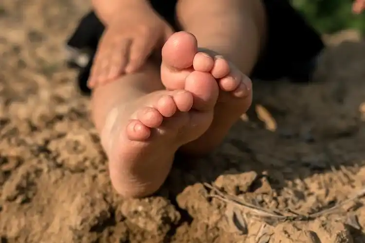 孩子们的脚踩在地上.特写镜头.脚的脚.图片下载